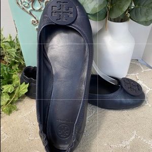 TORY BURCH Navy Blue Logo Pack and Go Minnie Flats. Size 10